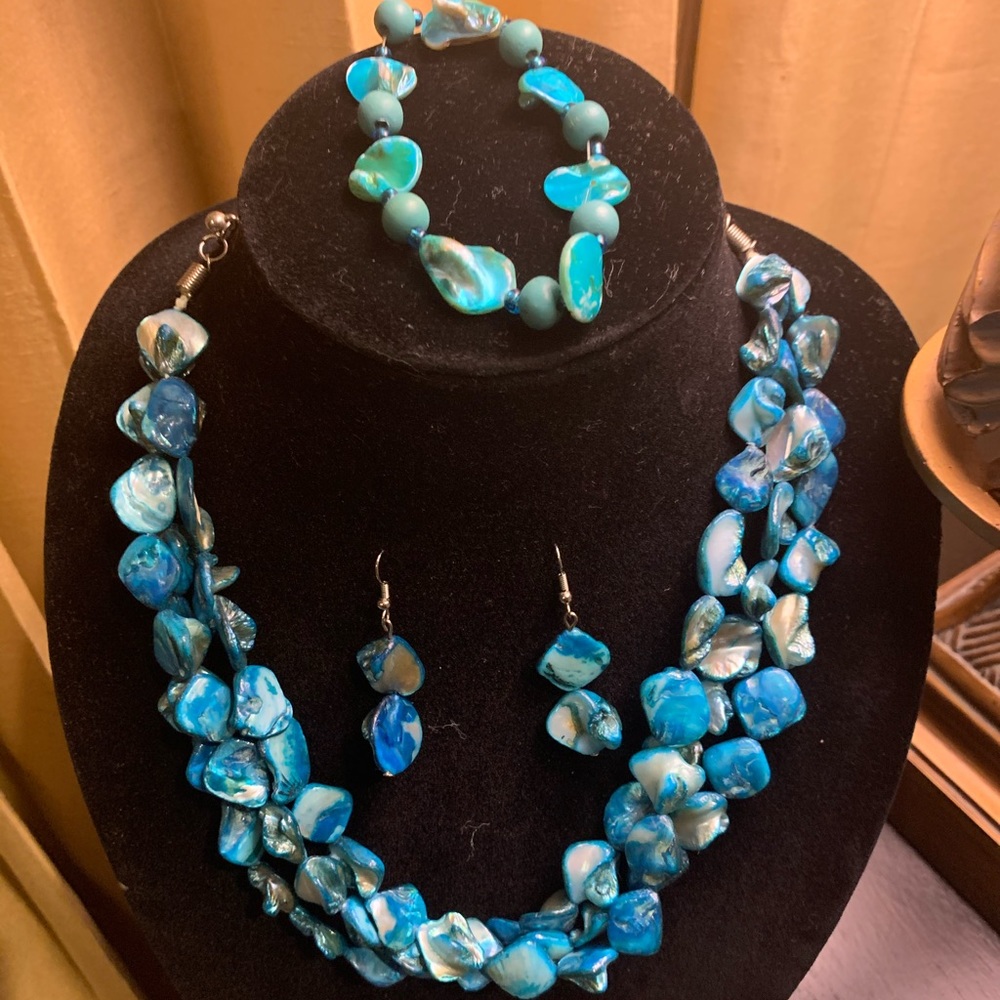 Turquoise-colored Shell Jewelry Set